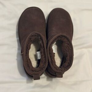 SOLD!!
UGG Platform Boots in ‘Burnt Cedar’ size 7 in women